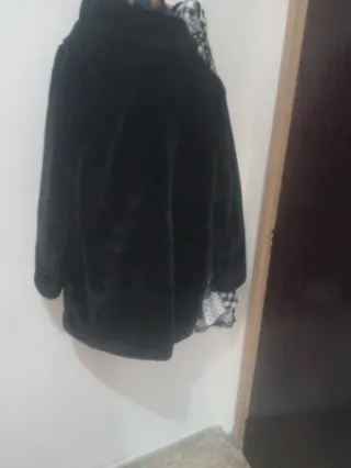 Abrigo negro elegante.