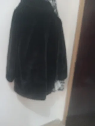 Abrigo negro elegante.