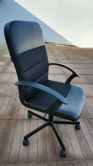 Silla de oficina ergonómica negra