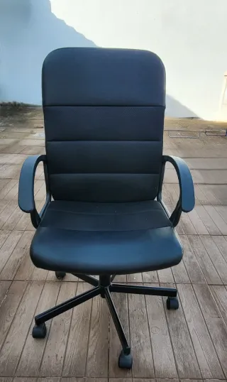 Silla de oficina ergonómica negra