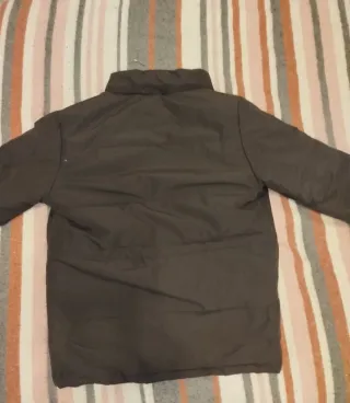 Chaquetón gris oscuro forrado.