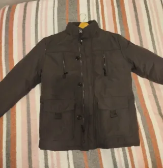 Chaquetón gris oscuro forrado.