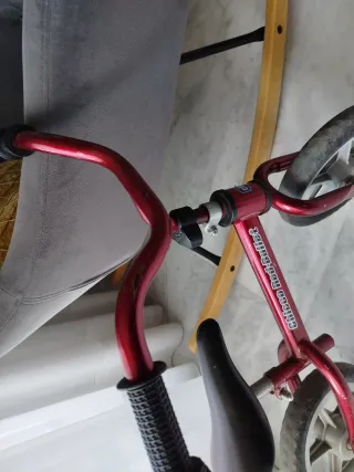 Bici de equilibrio roja.