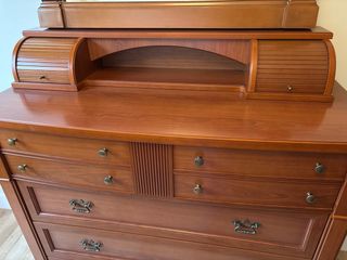 Cómoda de madera maciza con espejo