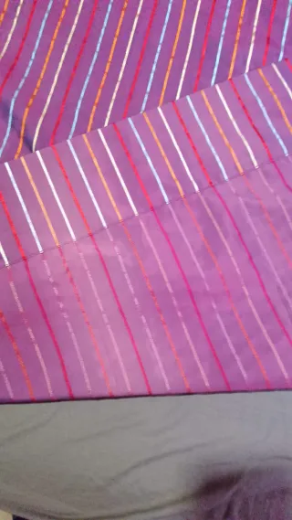 Tende viola con righe multicolori