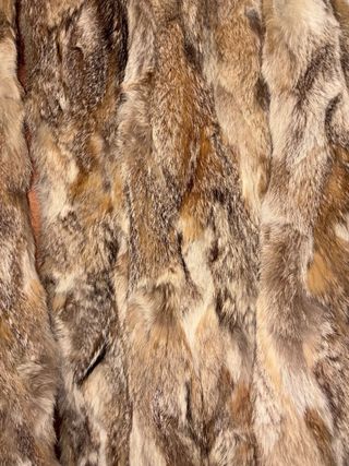 Chaqueta de pelo beige y marrón