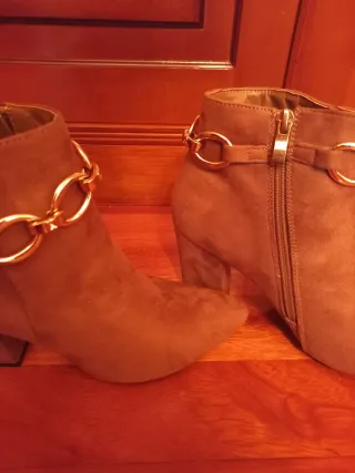 Botines marrones con cadena dorada