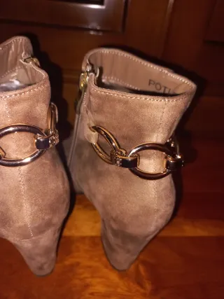 Botines marrones con cadena dorada