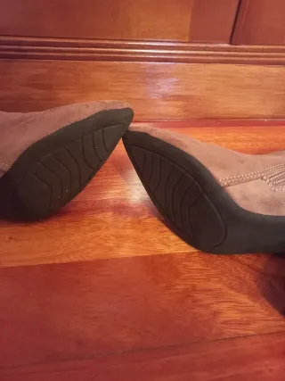 Botines marrones con cadena dorada