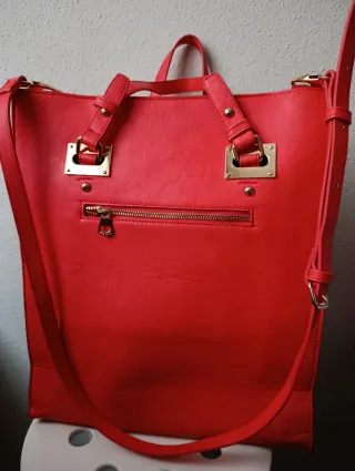 Bolso shopper rojo con detalles dorados