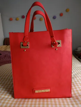 Bolso shopper rojo con detalles dorados