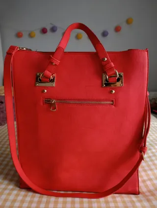 Bolso shopper rojo con detalles dorados