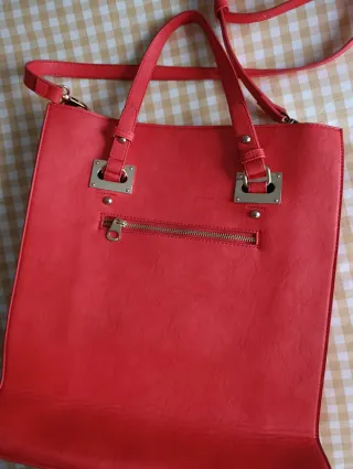 Bolso shopper rojo con detalles dorados