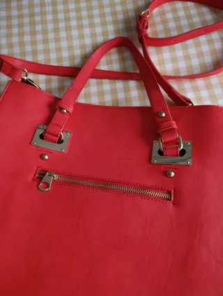 Bolso shopper rojo con detalles dorados