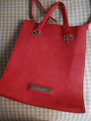 Bolso shopper rojo con detalles dorados