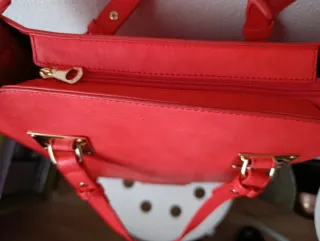 Bolso shopper rojo con detalles dorados