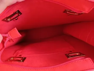 Bolso shopper rojo con detalles dorados