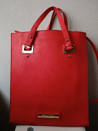 Bolso shopper rojo con detalles dorados