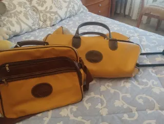 Conjunto bolsas de viaje marrones y amarillas