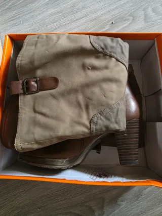 Botas altas marrones y beige