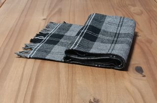 Bufanda clásica a cuadros gris y negra