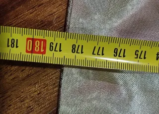 Tovaglia rotonda beige dorata con stampa floreale