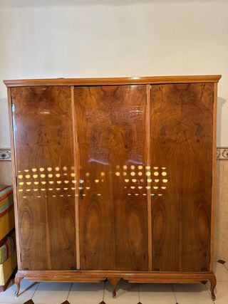 Armario antiguo de madera
