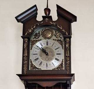 Reloj de Pared Antiguo de Madera y Latón