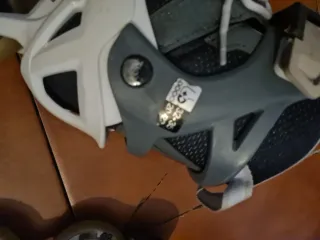 Patines en línea grises y blancos