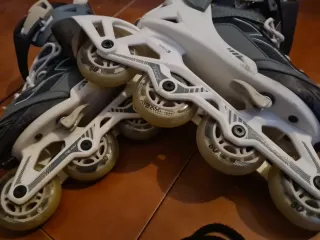 Patines en línea grises y blancos