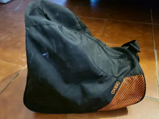 Patines en línea grises y blancos