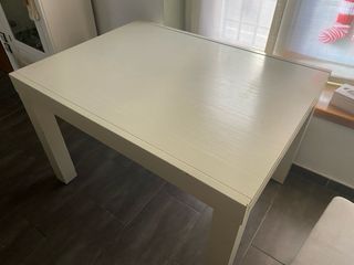 Mesa de centro y mesa de comedor . Color hueso