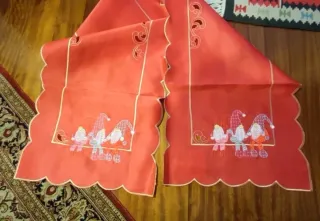 Runner rosso ricamato con oro