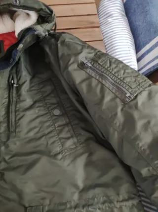 Parka verde con forro rojo