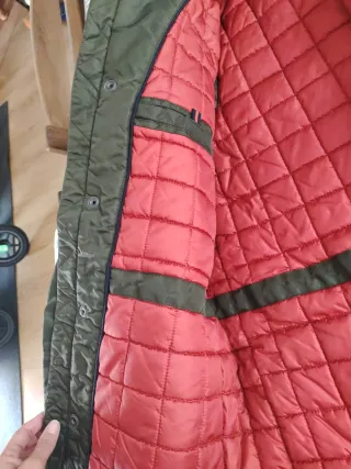 Parka verde con forro rojo