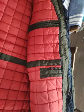 Parka verde con forro rojo