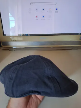 Gorra plana azul hombre