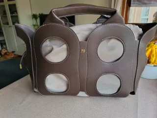 Bolso de mano marrón y beige