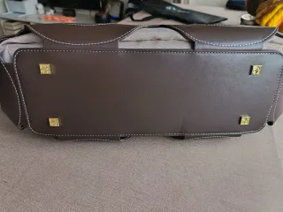 Bolso de mano marrón y beige