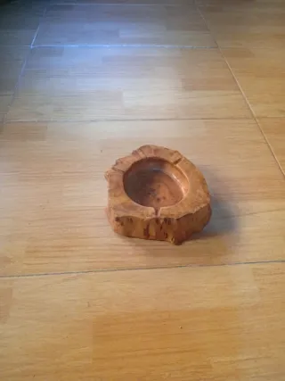 Cenicero de madera rústico