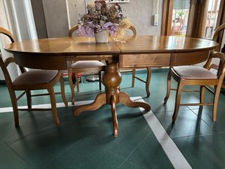 Mesa de comedor ovalada de madera