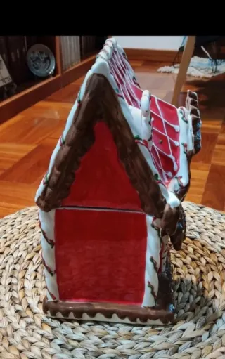 Casetta natalizia in ceramica decorata