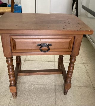 Mesita de noche de madera