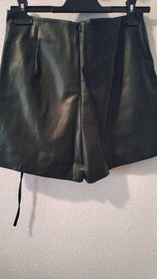 Falda calzona negra Stradivarius