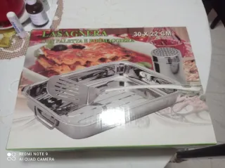 Lasagnera con mestolo e formaggiera