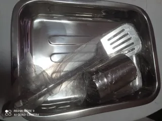 Lasagnera con mestolo e formaggiera