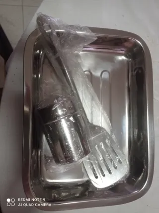 Lasagnera con mestolo e formaggiera