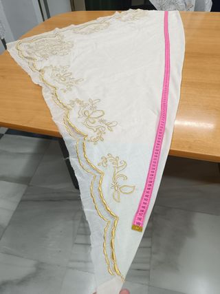 Pico fallera batista beige bord. oro sin lentej.