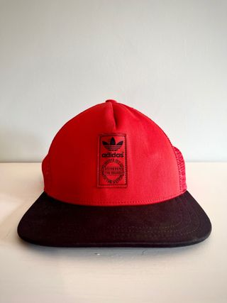 Gorra Adidas Plana Roja y Negra