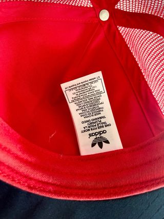 Gorra Adidas Plana Roja y Negra